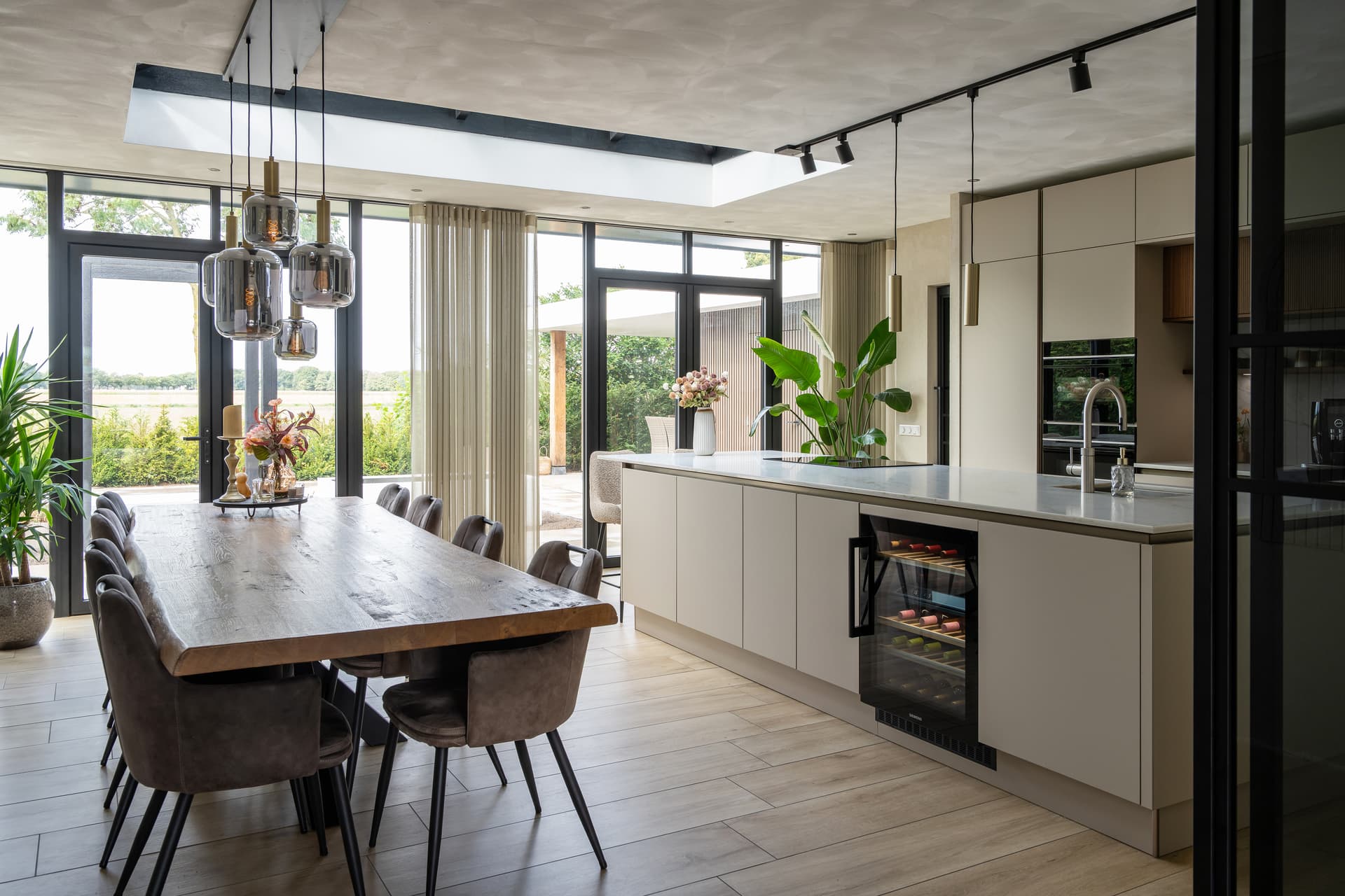  Keuken met kookeiland en eettafel