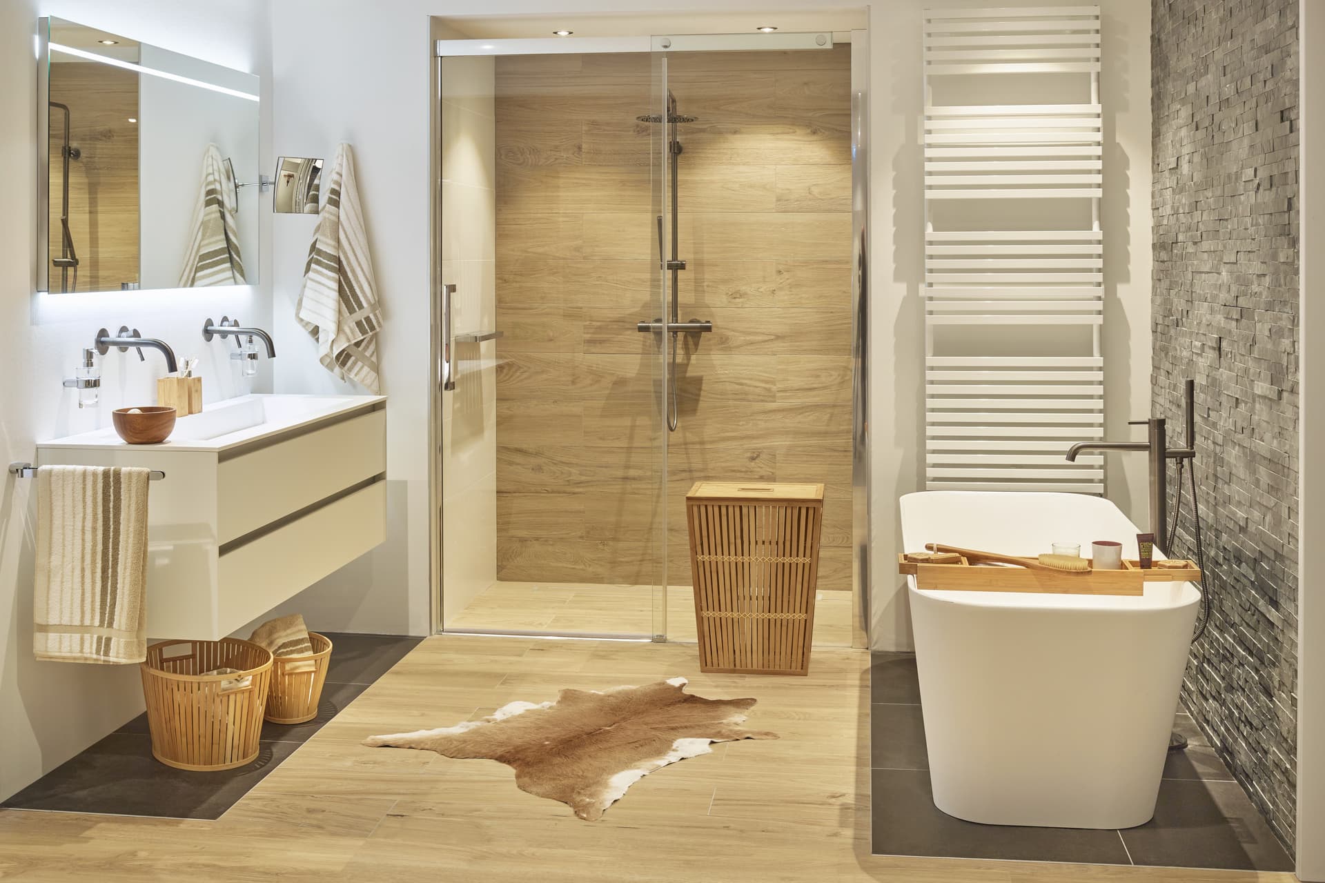 Badkamer met houte wand en vloer en witte meubelen