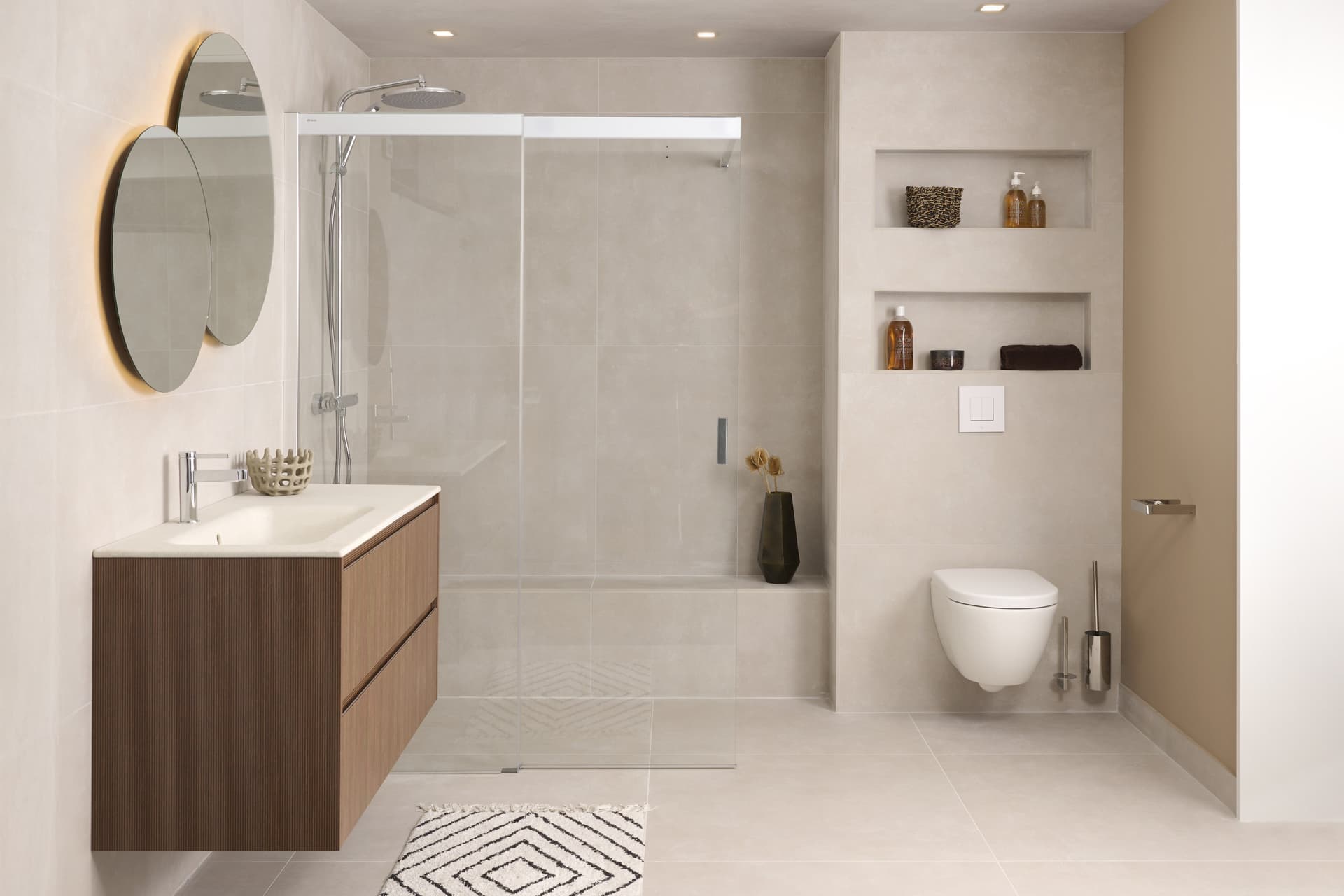 Beige badkamer met donker houten badkamermeubel