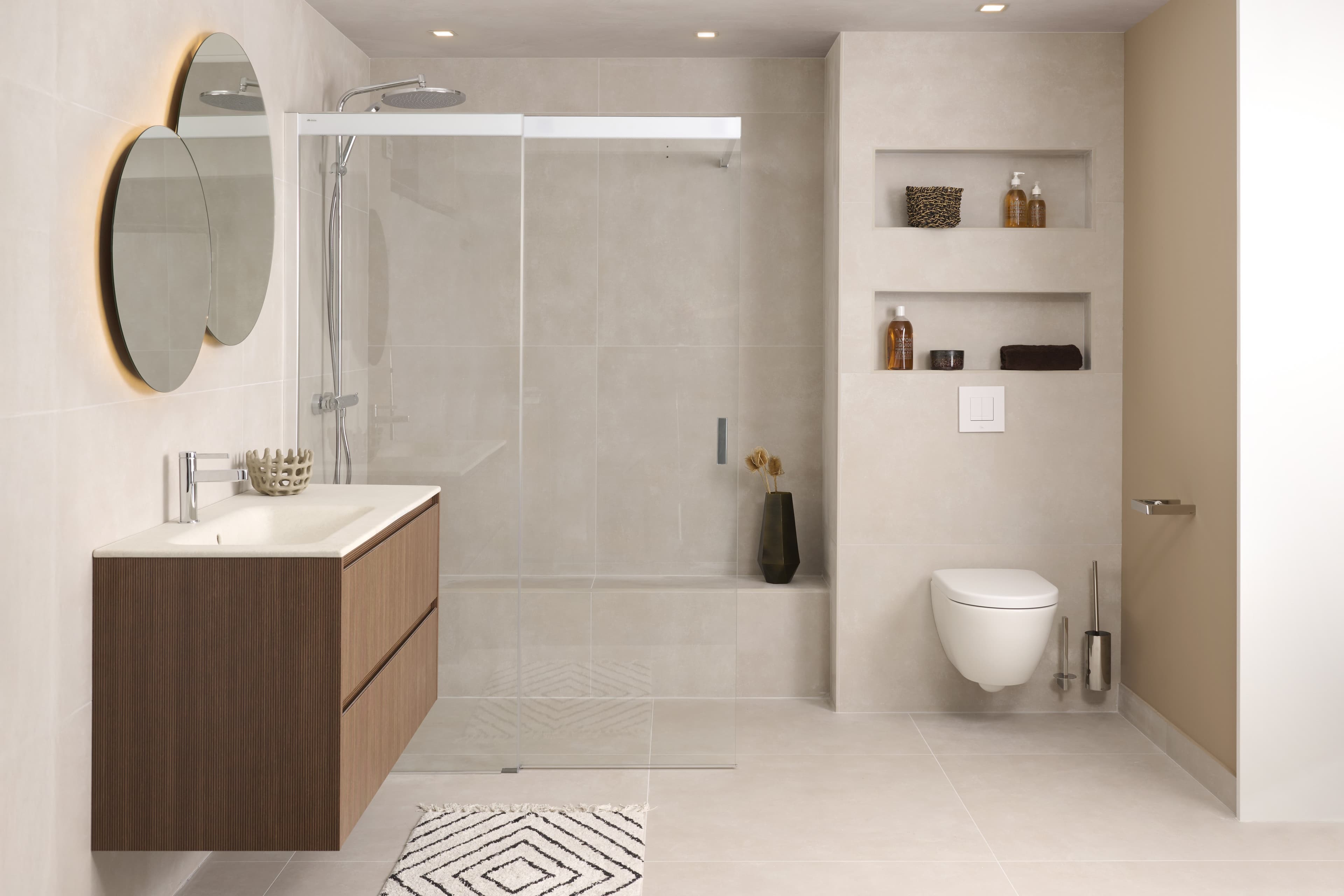 Beige badkamer met donker houten badkamermeubel