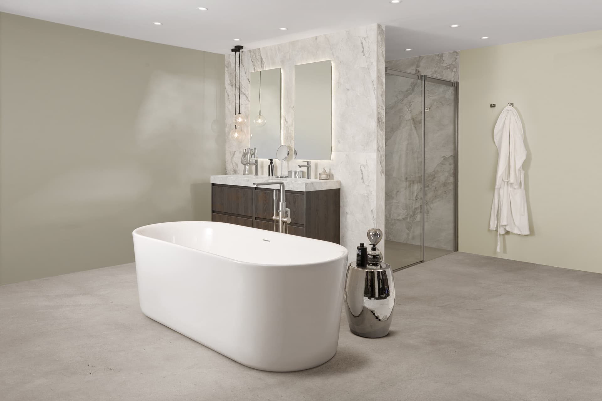 Beige badkamer met een bad midden in de ruimte en marmeren douchewanden