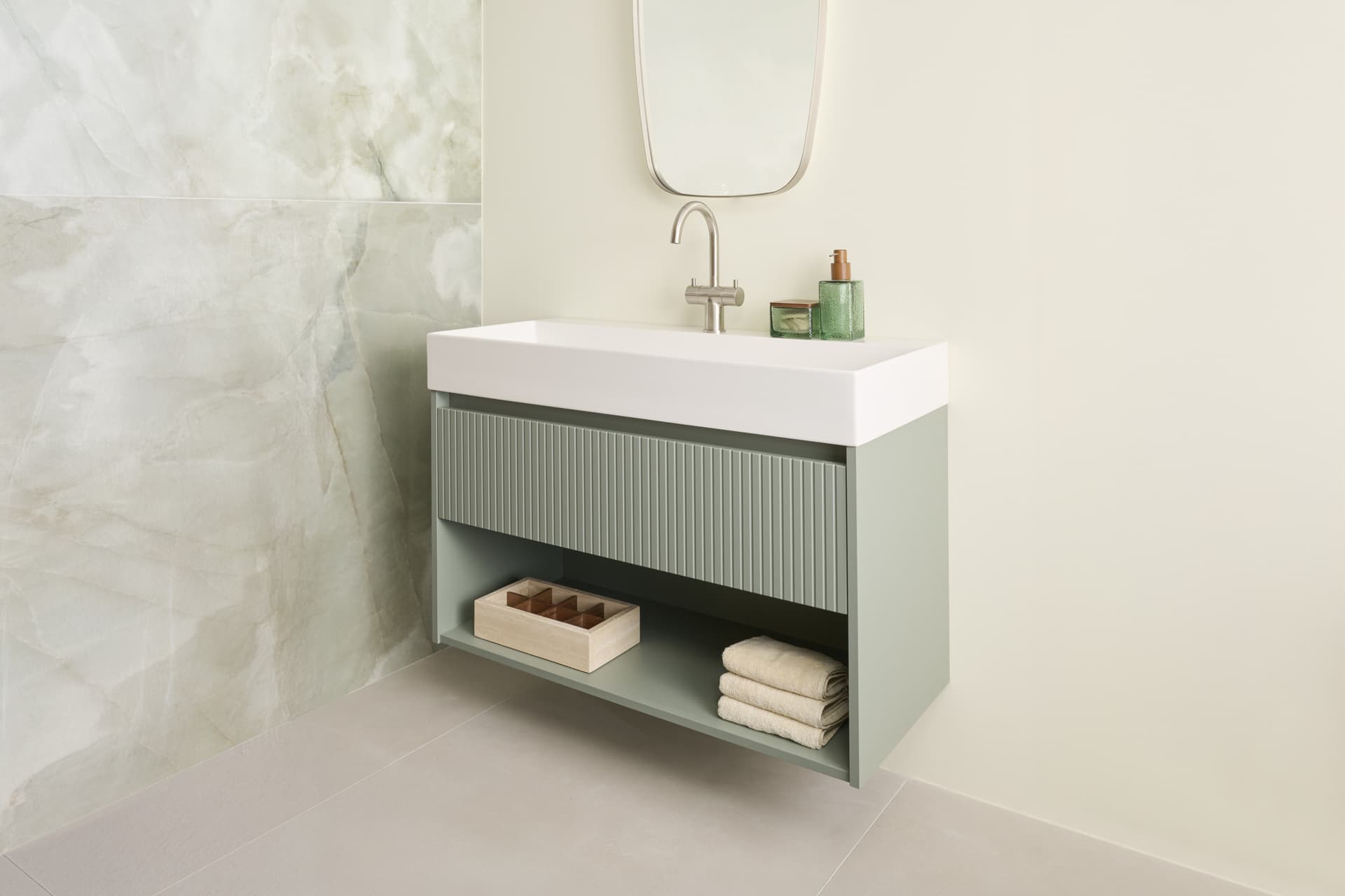 Groen meubel met ribbel structuur en witte wasbak