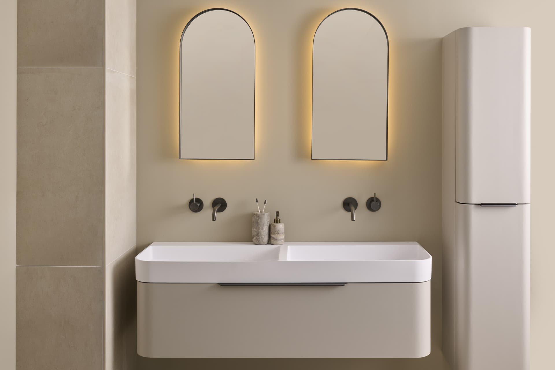 Beige meubel met 2 witte wasbakken