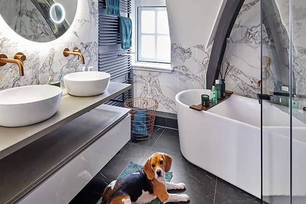 Moderne badkamer met marmer
