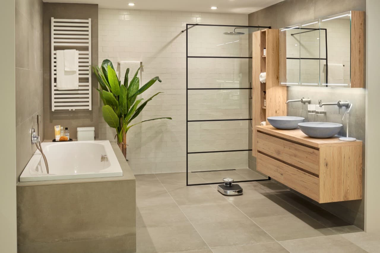 Groene badkamer met bad en een hout meubel