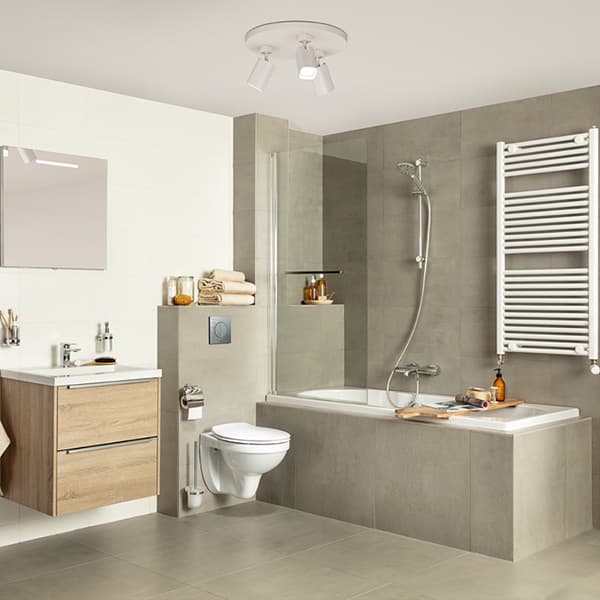 ruime badkamer met bad