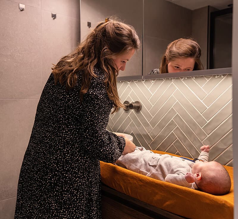 Baby verschonen in badkamer