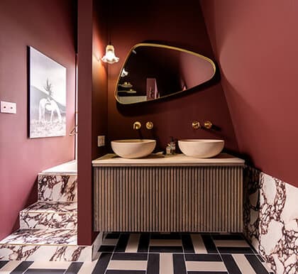 Van subtiel accent tot statement: bordeauxrood in de badkamer