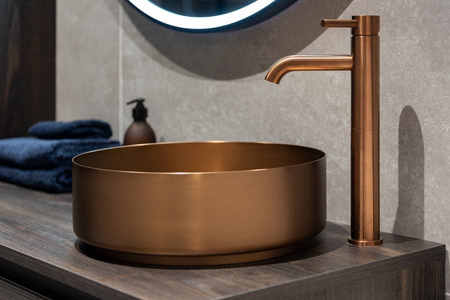 Bronzen waskom en kraan