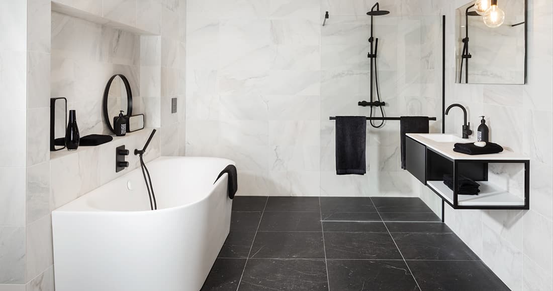 Badkamer met zwarte accenten en zwarte tegelvloer