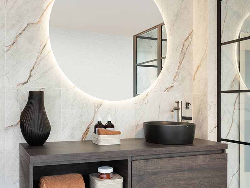 Marmeren tegels in de badkamer