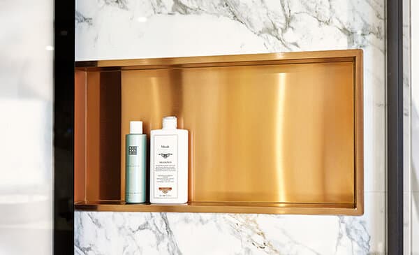 Strakke opbergruimte in de badkamer