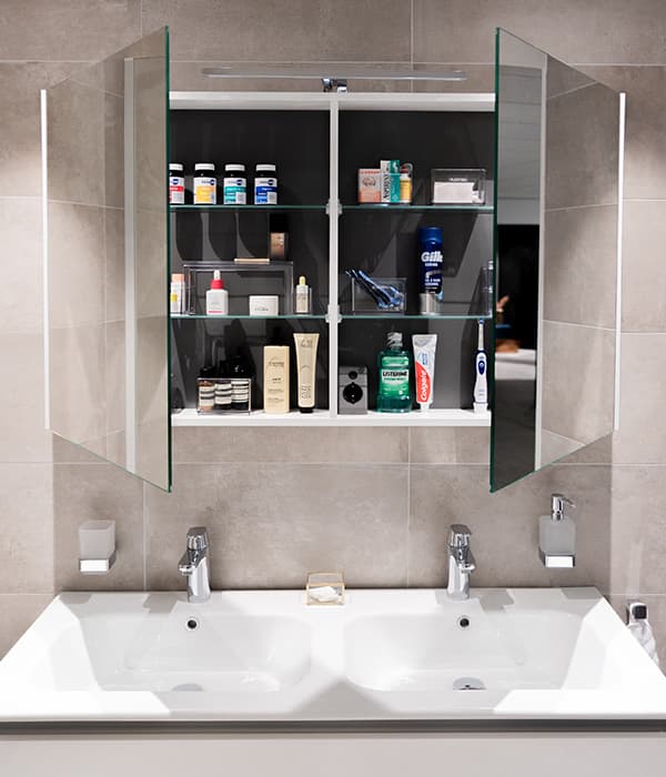 Een spiegelkast in de badkamer is één van de trends van 2023