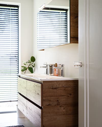 Een spiegelkast met verlichting