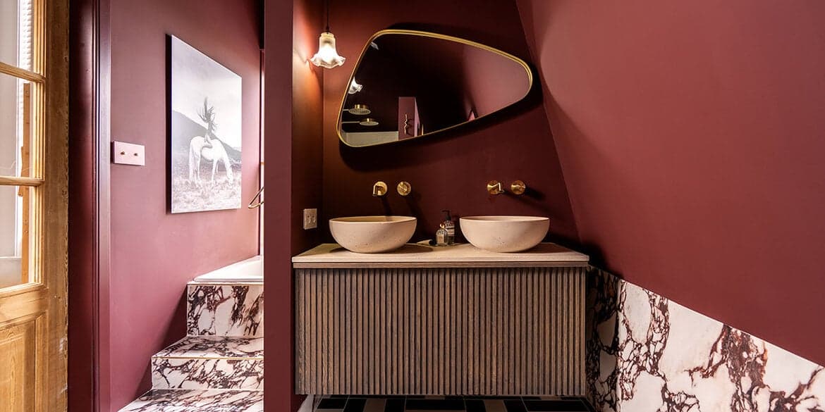 Bordeauxrood in de badkamer