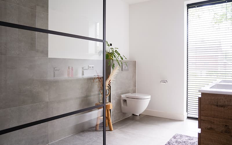 Toilet in moderne badkamer