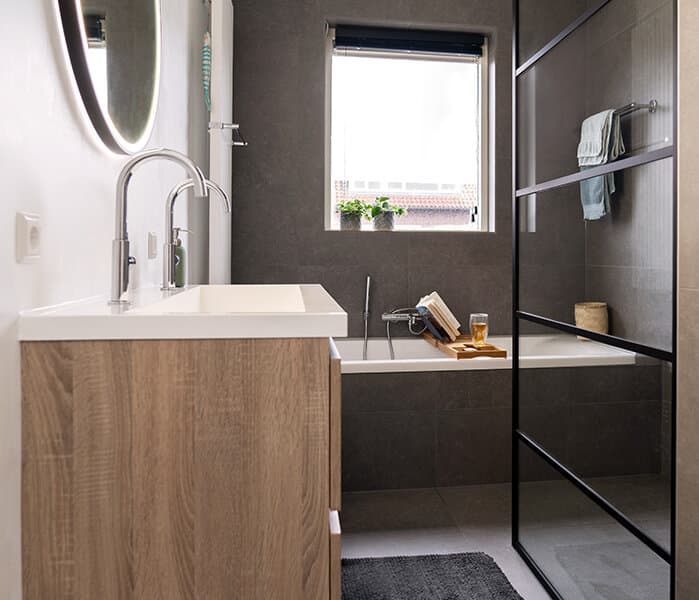 Badkamer met grijze tegels