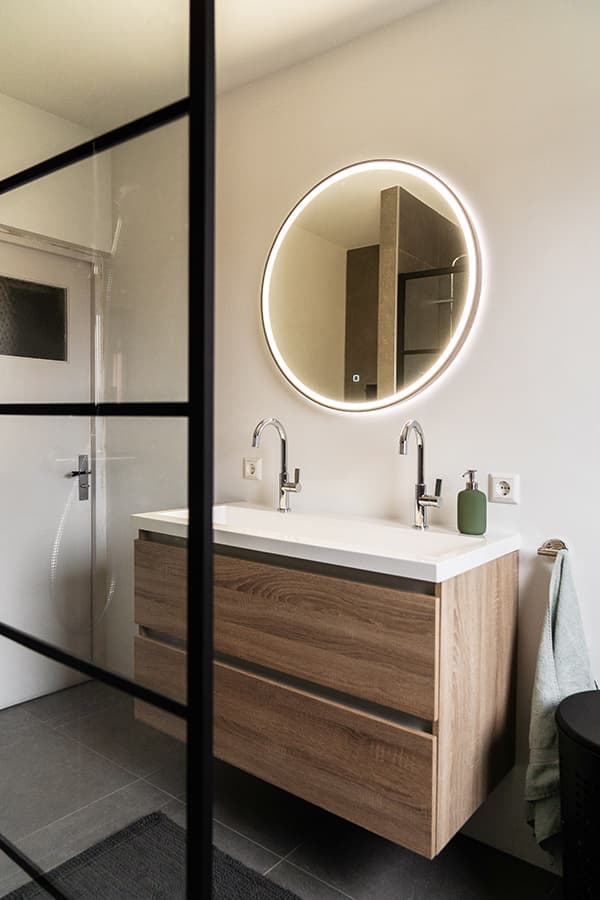 Ronde spiegel in badkamer