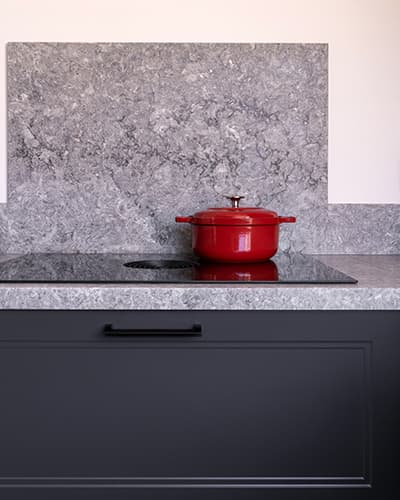 Inductiekookplaat met ingebouwde afzuiging