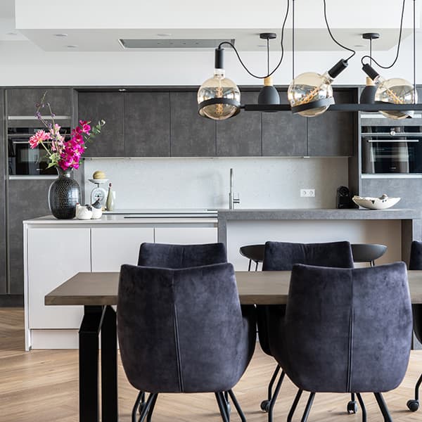 Gezellige eethoek bij de keuken