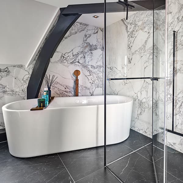 Vrijstaand bad in luxe badkamer