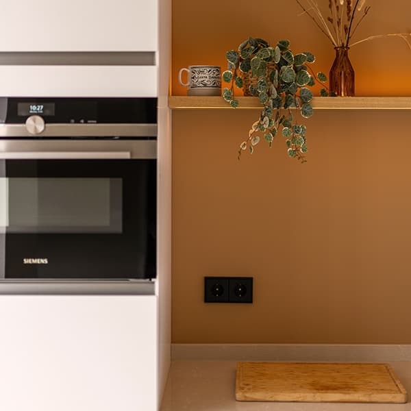 Witte keuken met camel kleurig muren