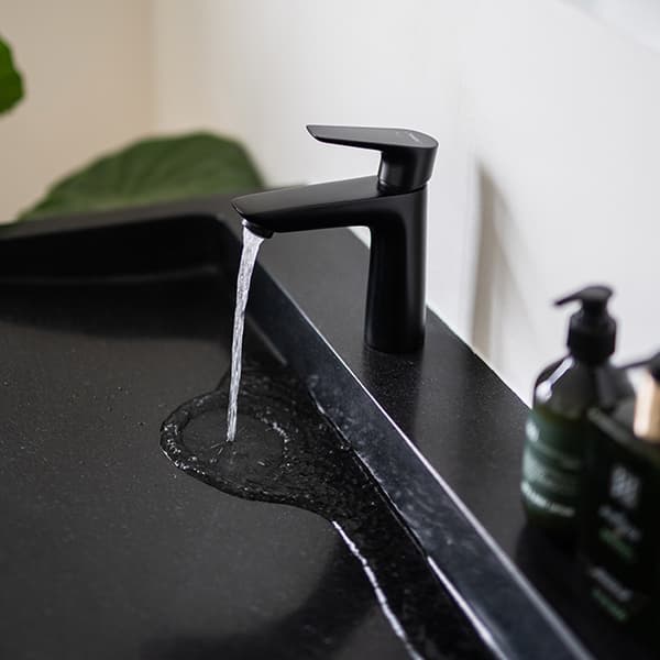 Zwarte wastafel kraan