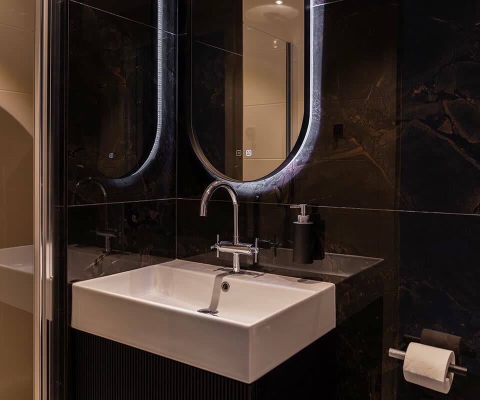 Binnenkijken bij Ron en René: ‘In vier uur tijd kochten we drie badkamers’