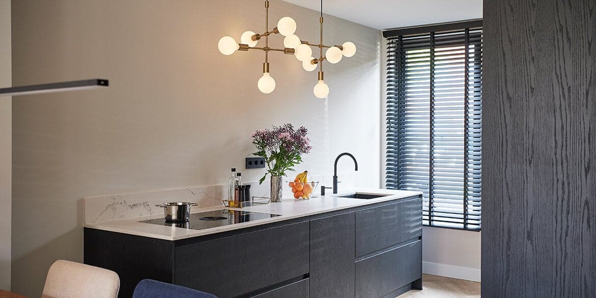 Binnenkijken in de keuken en badkamer van Aisha en Hugo