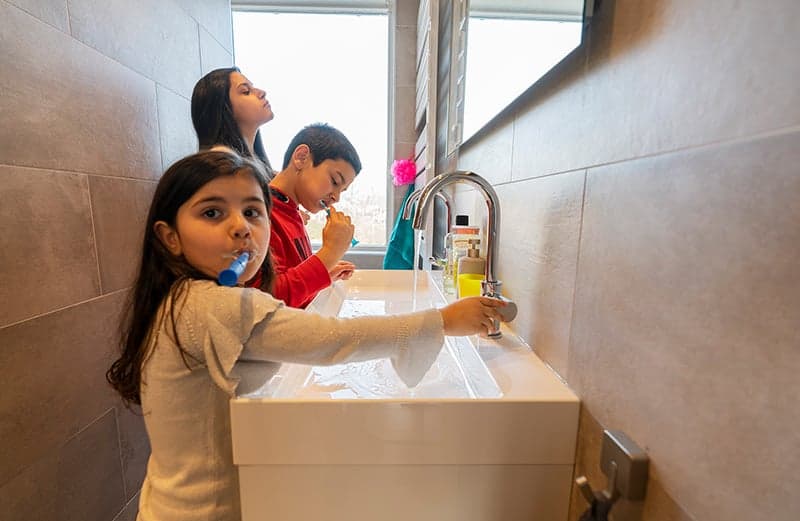 De grote-familie-badkamer van familie Dilbaz