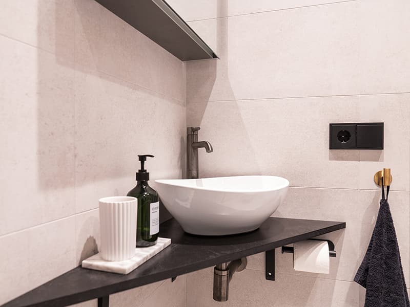 Wastafel in compacte badkamer