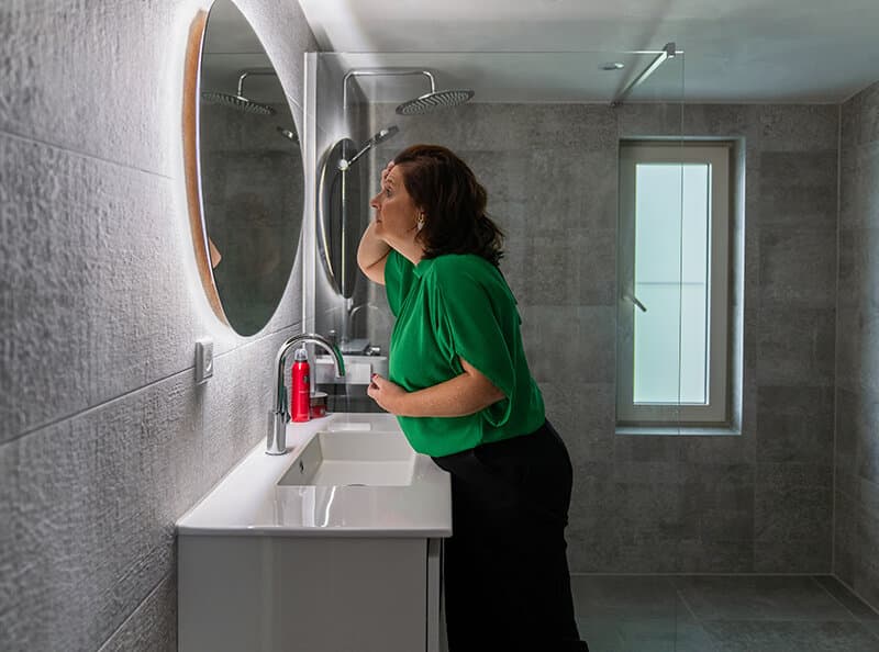 Binnenkijken in de badkamer van Erica