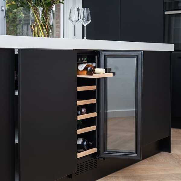 Wijnklimaatkast in zwarte keuken