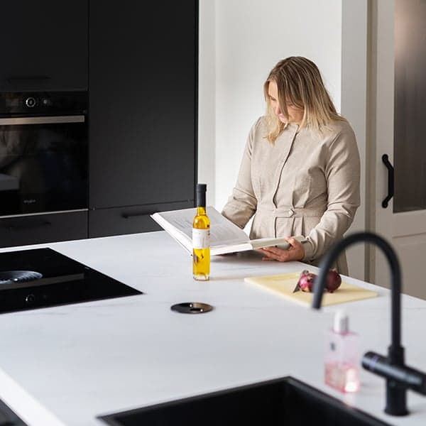 Zwarte keuken met kookeiland