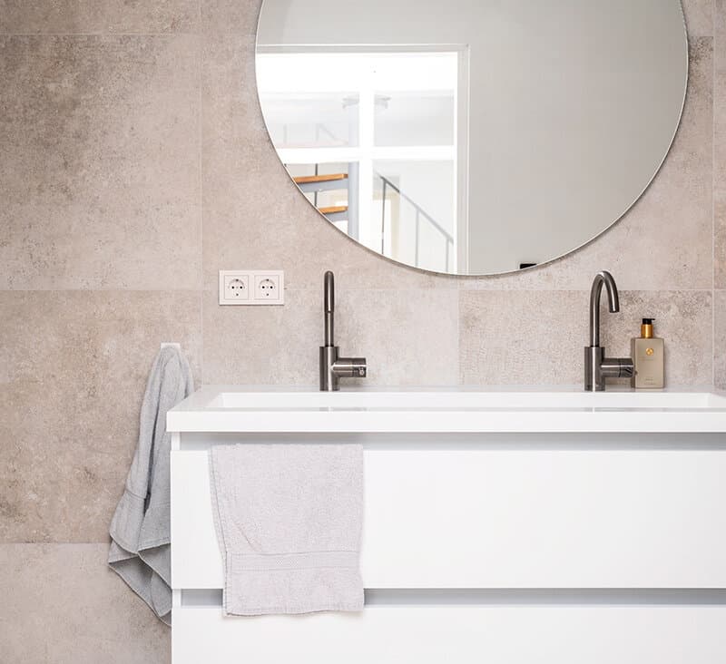 Wastafel met badkamerspiegel