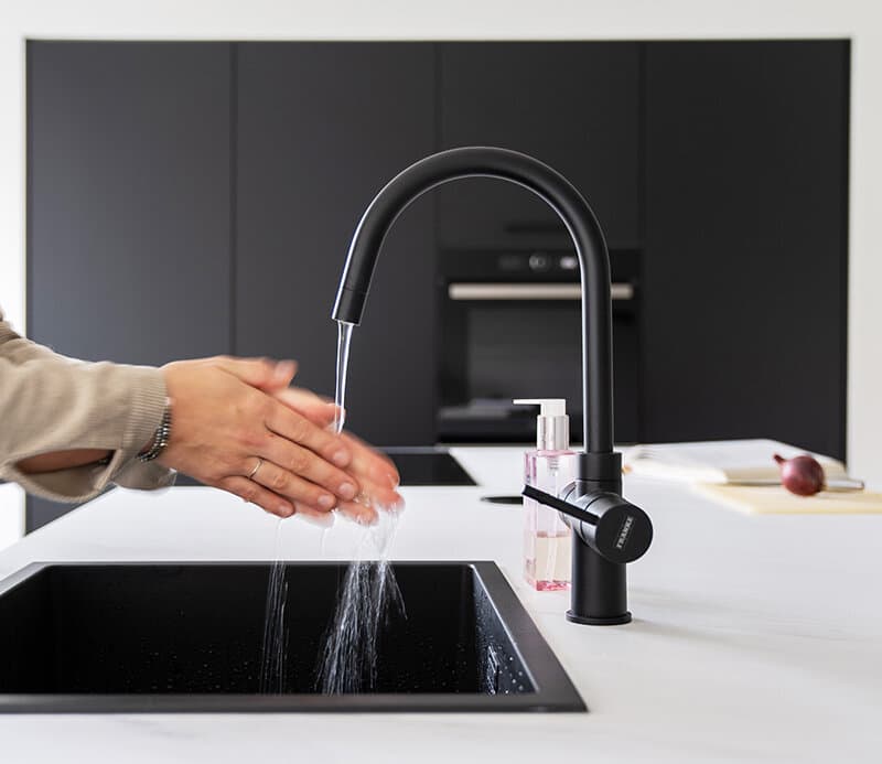 Zwarte keuken kraan