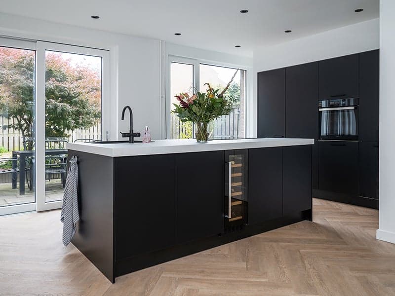 Zwarte keuken met kookeiland
