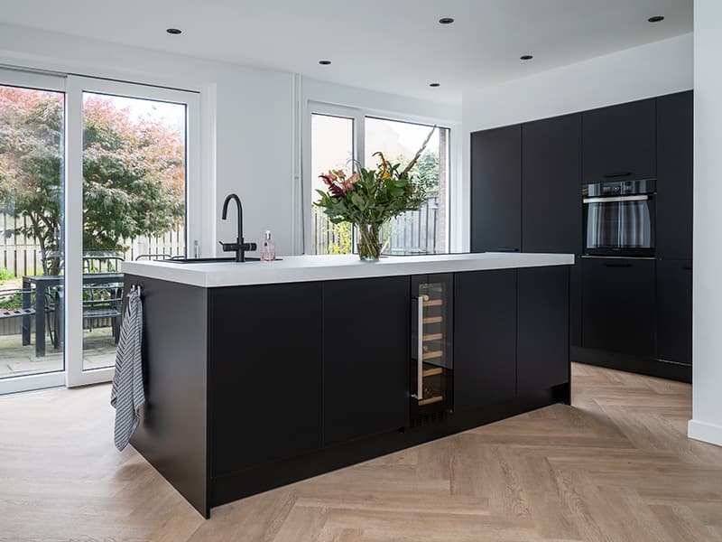 Zwarte keuken met kookeiland