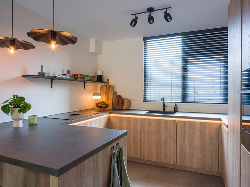 Moderne keuken met houten uitstraling