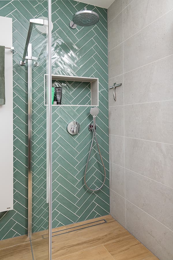 Douche met moderne, frisse tegeltjes