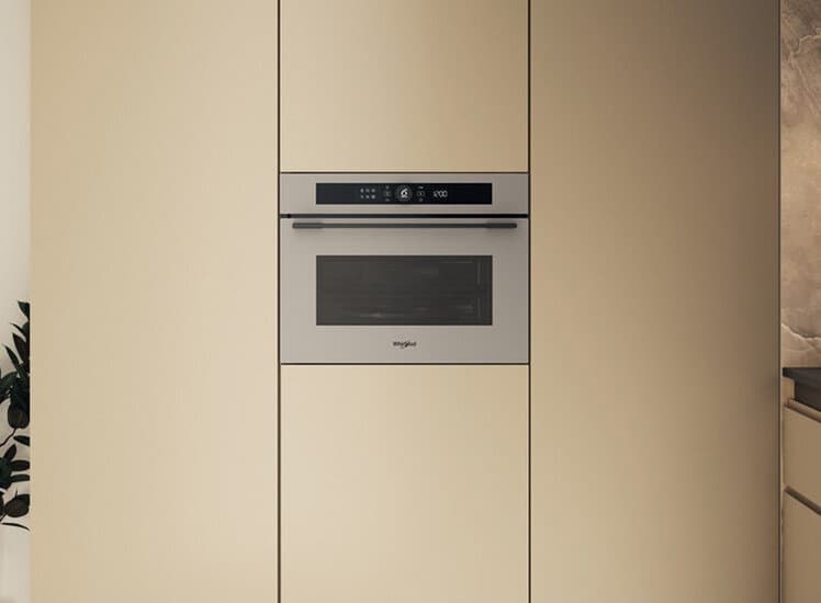 De beige Whirlpool combi magnetron als blikvanger in je keuken