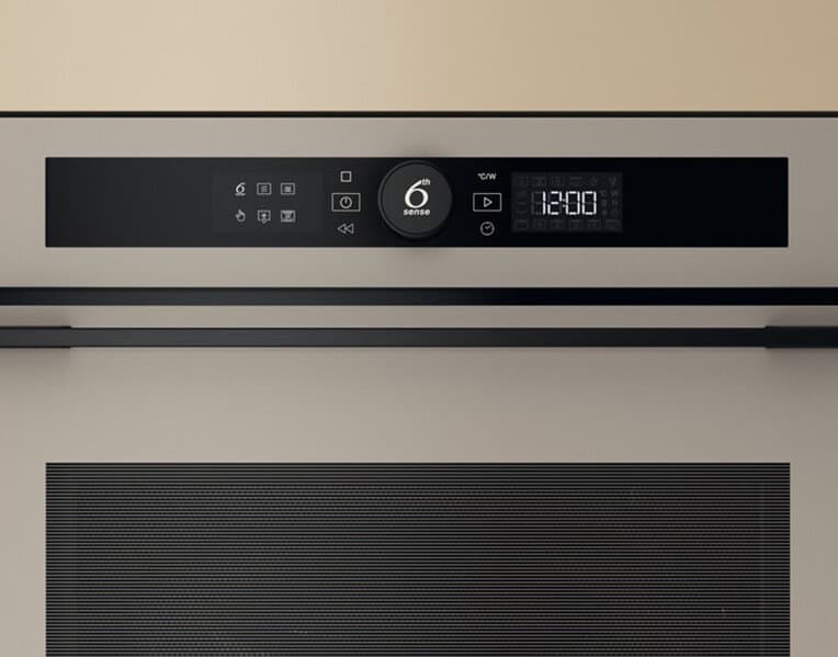 De beige Whirlpool combi magnetron als blikvanger in je keuken