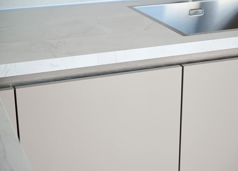 In de ban van beige: Hoe pas je deze trendkleur toe in de keuken en badkamer?