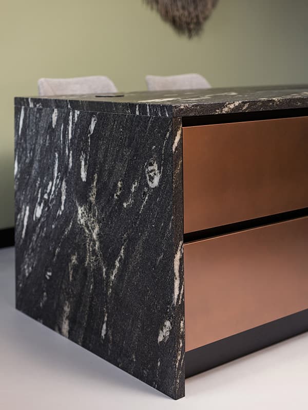 Donker-marmer-werkblad-in-keuken