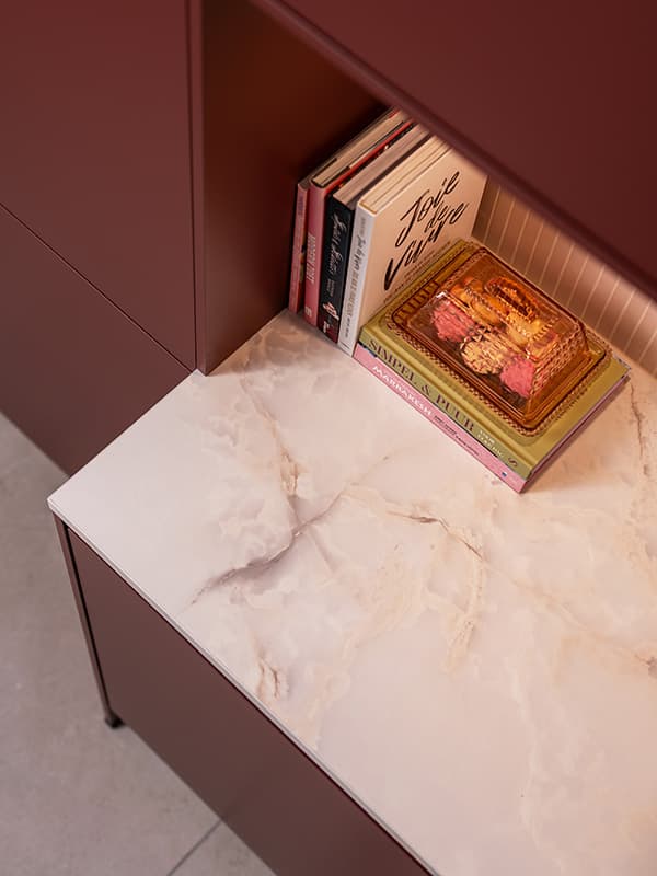 Wit-met-rood-marmer-werkblad