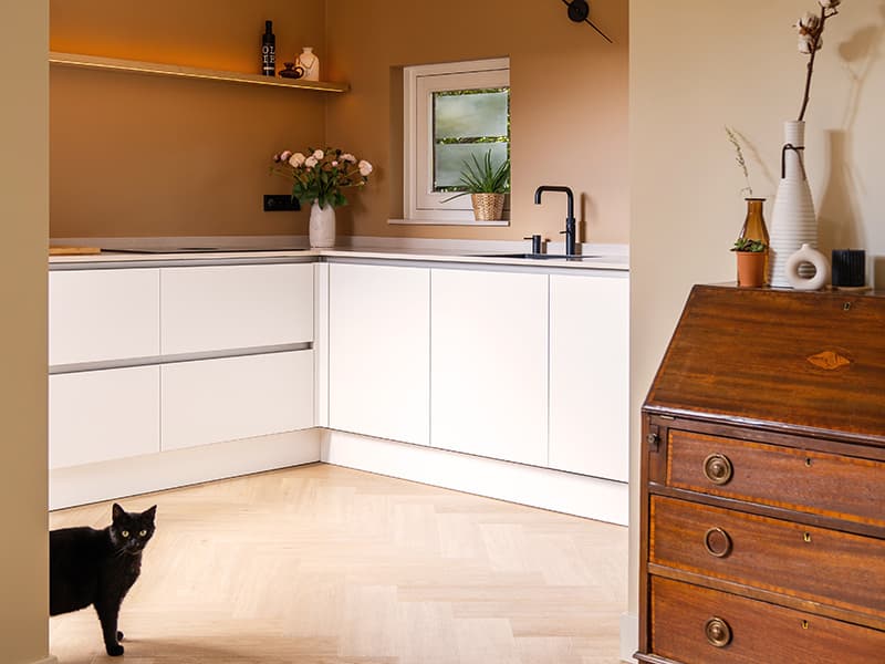 Toch kleur in een neutrale keuken?