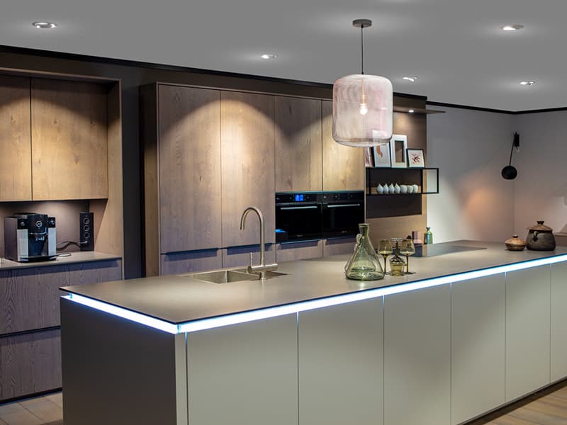 Verlichting in de keuken bij een afzuiging in het werkblad