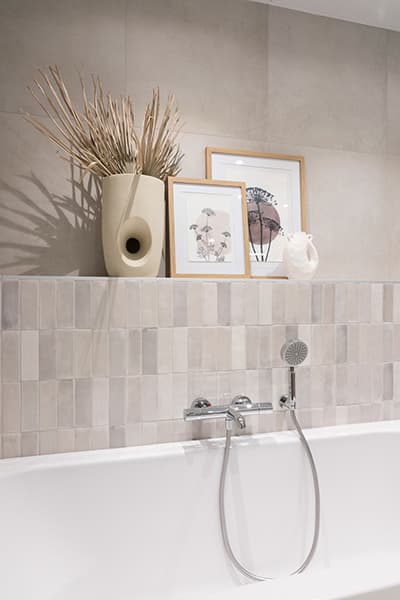 Fraaie tegels boven het bad