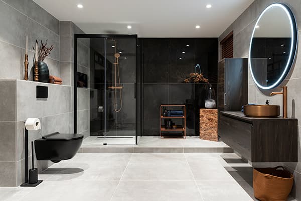 Grote vloer- en wandtegels leggen een stijlvolle basis