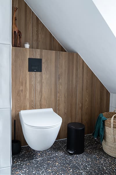 houtlook wand achter toilet
